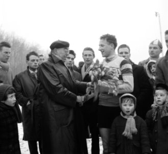 Cyclecrosswedstrijden op Duinhorst. Huldiging Brinkman (manch), Bestanddeelnr 907-5768