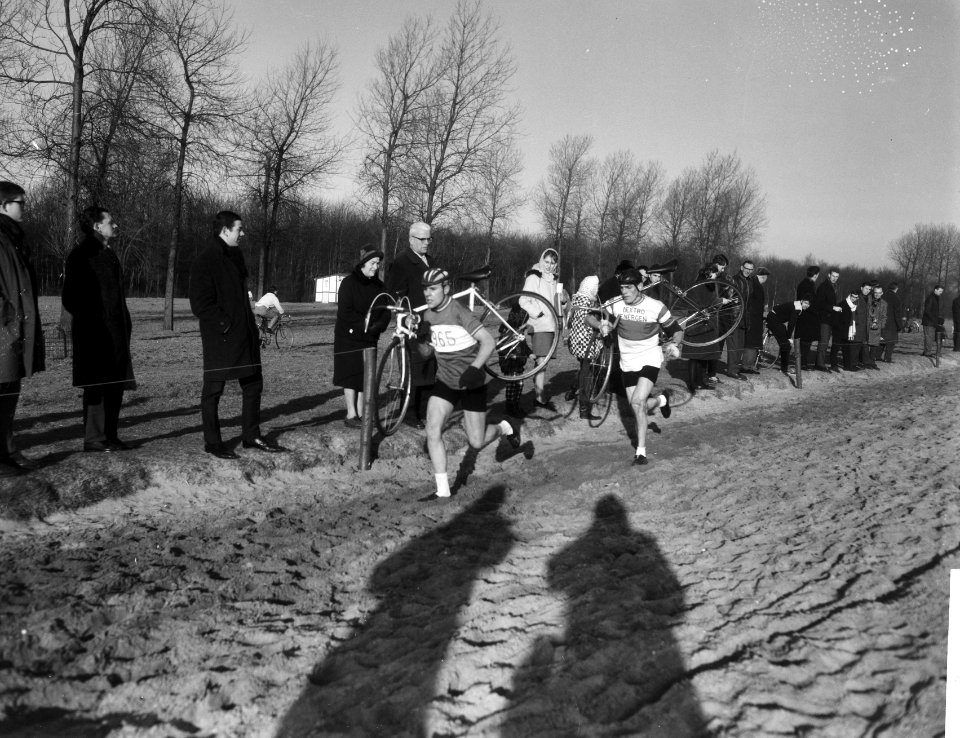 Cycle-cross in Kralingse Bos te Rotterdam, Cor Rutgers (links) winnaar en C. van, Bestanddeelnr 918-6530