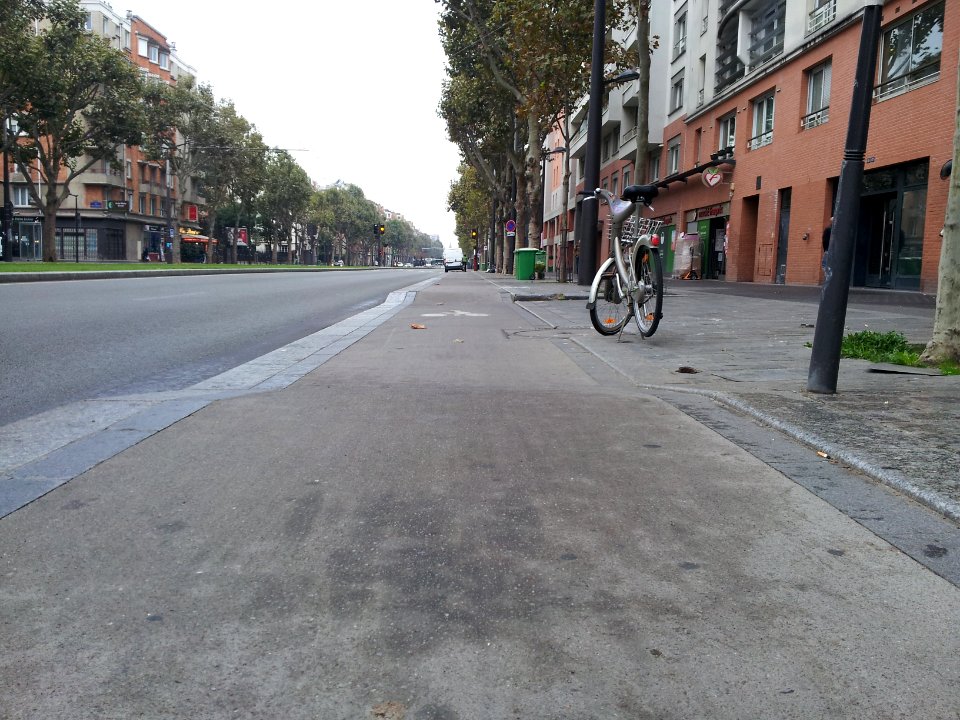 Cycle lane by day in Paris 40