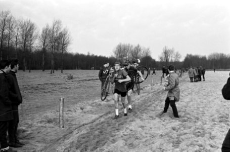Cycle Cross kampioenschap te Rotterdam, Cor Rotgers uit Waarden op weg naar de t, Bestanddeelnr 916-0126