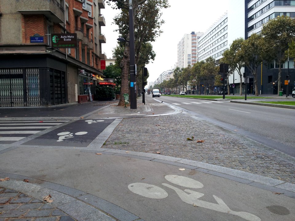 Cycle lane by day in Paris 20