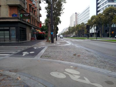 Cycle lane by day in Paris 20