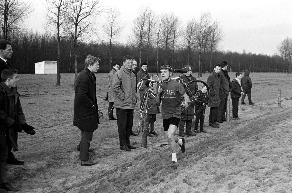 Cycle Cross kampioenschap te Rotterdam, Cor Rotgers uit Waarden op weg naar de t, Bestanddeelnr 916-0125