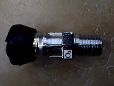 Cylinder valve with E25 taper thread for bulk oxygen service P8160043