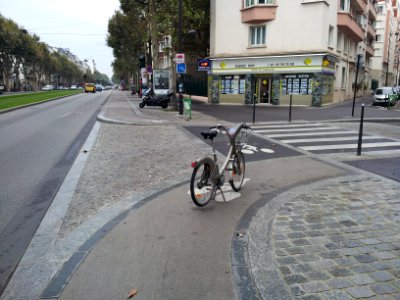 Cycle lane by day in Paris 27