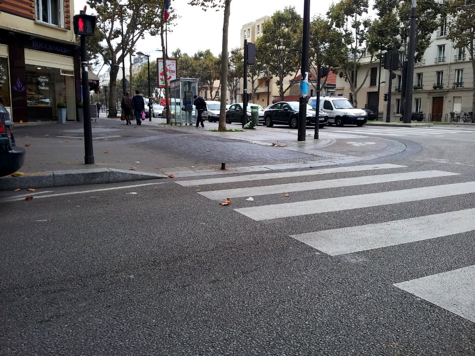 Cycle lane by day in Paris 33