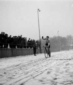 Cyclecrosswedstrijden op Duinhorst. Finish Brinkman, Bestanddeelnr 907-5769