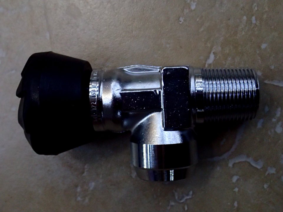 Cylinder valve with E25 taper thread for bulk oxygen service P8160042