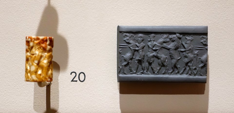 Cylinder seal with combat scene, Early Dynastic to early Akkadian Period, c. 2900-2400 BC - Harvard Semitic Museum - Cambridge, MA - DSC06181