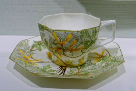 Cup and saucer, by J. Jurriaan Kok (form), Haagsche Plateelbakkerij, Rozenburg, Den Haag, 1913, porcelain - Hessisches Landesmuseum Darmstadt - Darmstadt, Germany - DSC00810
