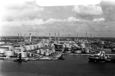 Curacao, Willemstad overzicht haven Shell, straatbeeld, Bestanddeelnr 927-8471