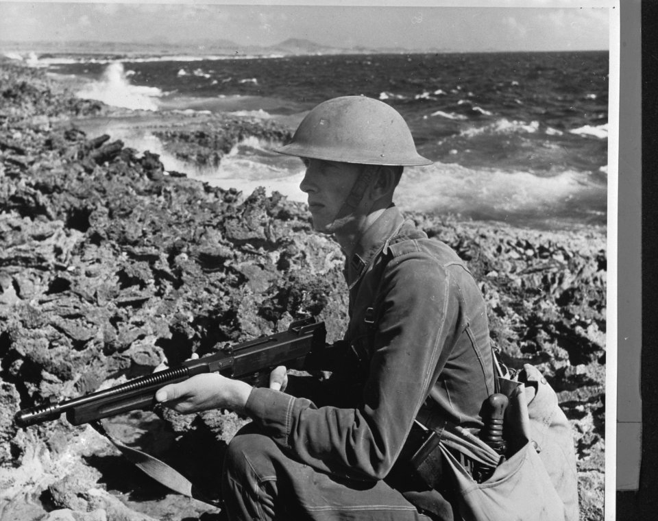 Curaçao. Militaire oefeningen. Soldaat met machinepistool in aanslag op rotsen , Bestanddeelnr 935-1401