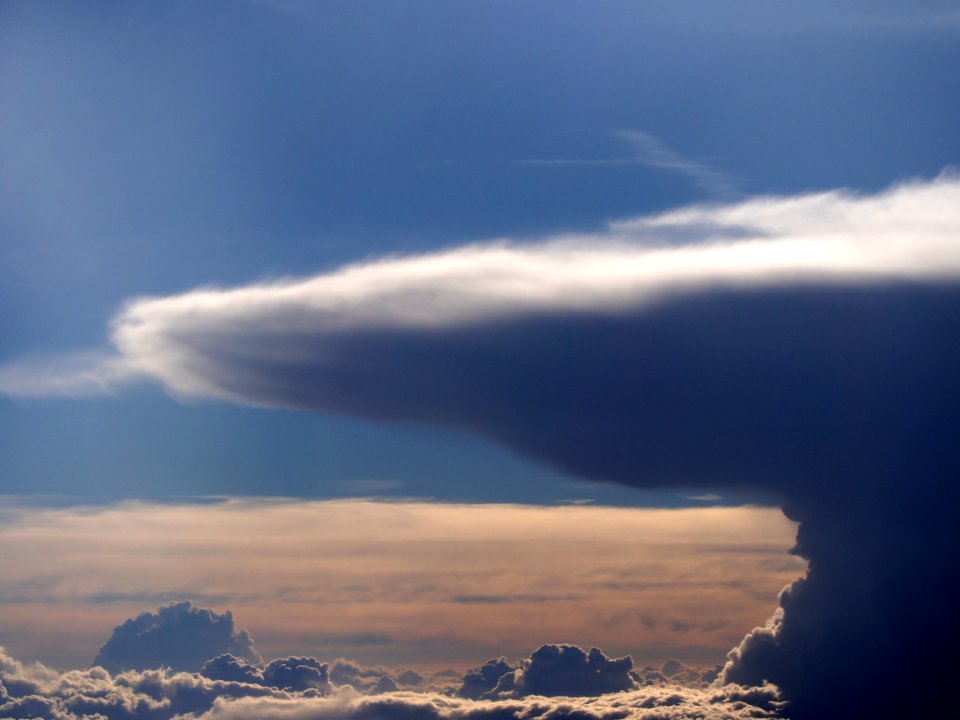 Cumulonimbus from an airplane at 32000ft, pic1