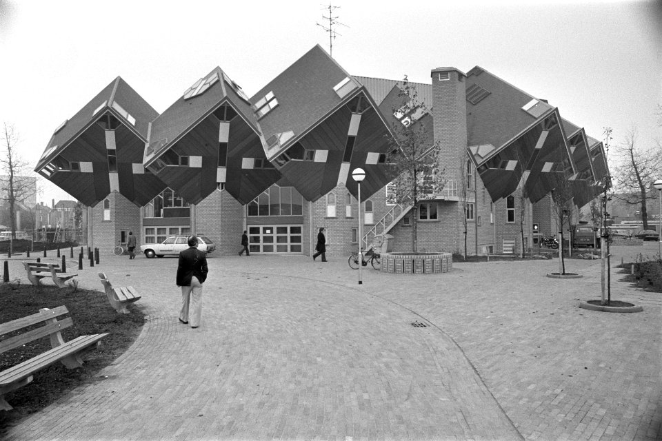 Cultureel Centrum 't Speelhuis met kubuswoningen te Helmond van architect Piet, Bestanddeelnr 929-4128