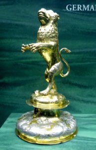 Cup in the form of a rampant lion, Jurgen Richels, Hamburg, Germany, c. 1650, gilt silver - Fowler Museum - University of California, Los Angeles - DSC02595
