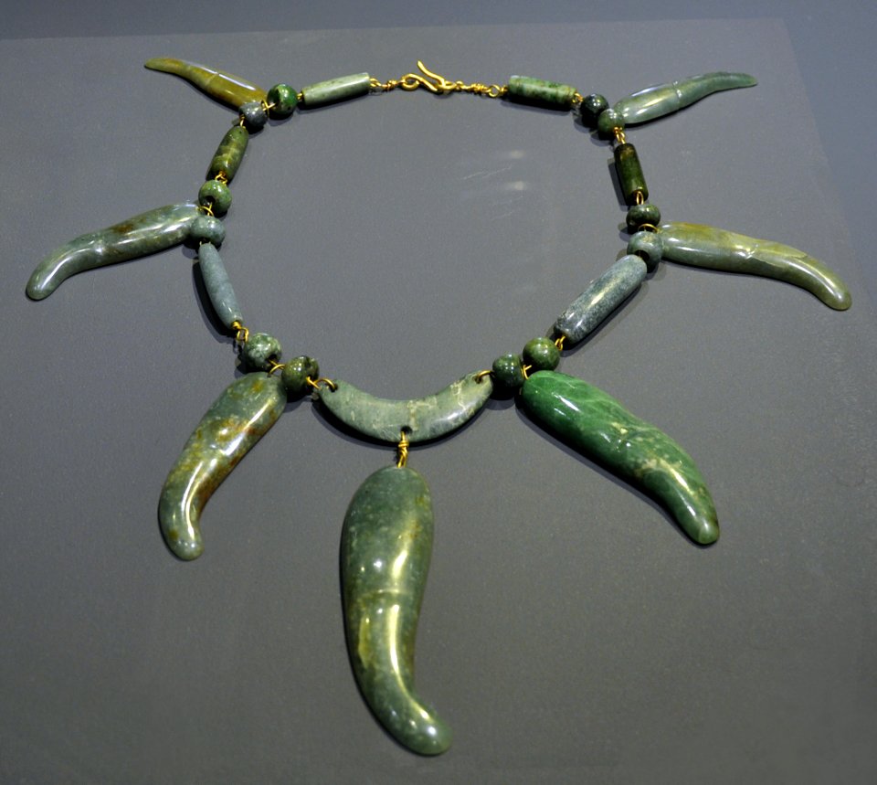 Cultures précolombiennes MRAH Olmèque collier jade 02 10 2011