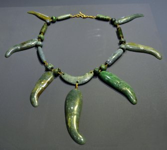Cultures précolombiennes MRAH Olmèque collier jade 02 10 2011