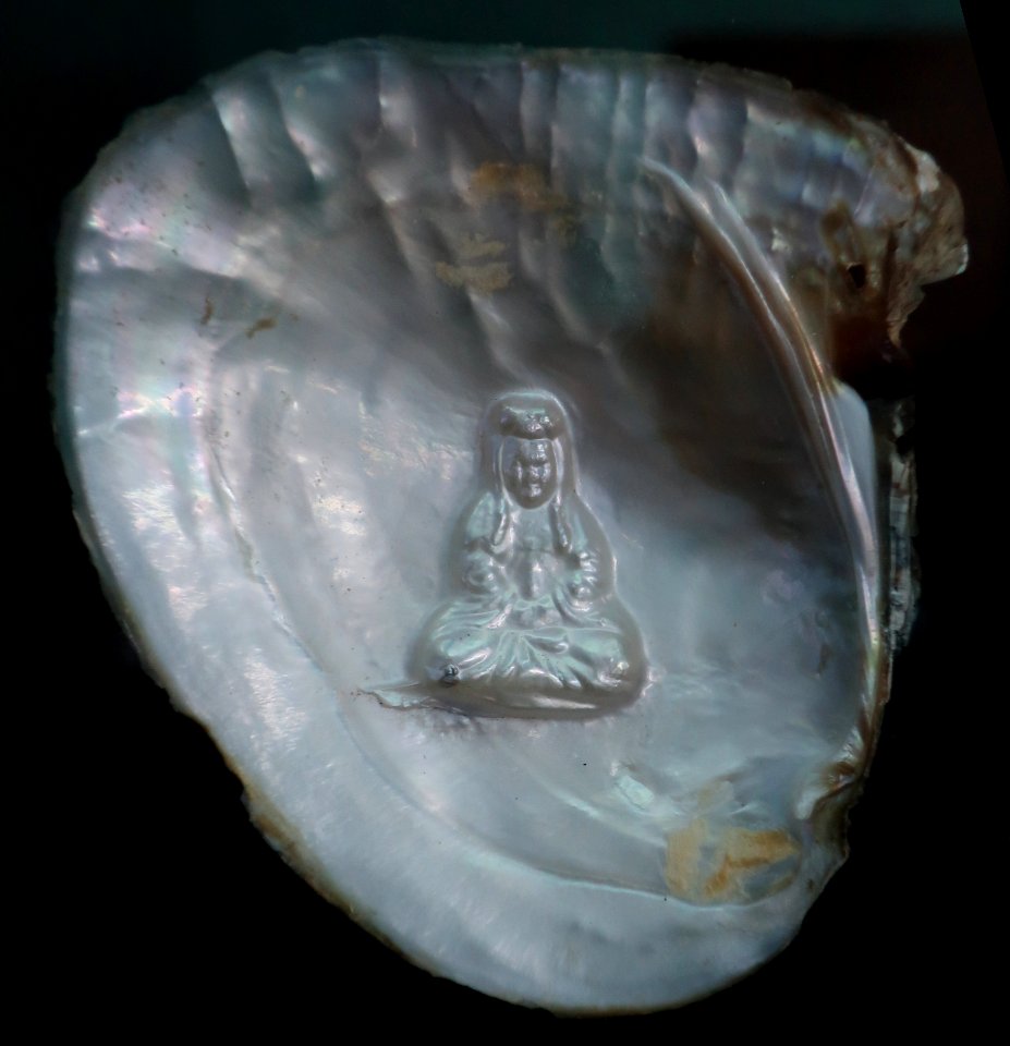 Cultured mobe pearl in shape of Buddha
