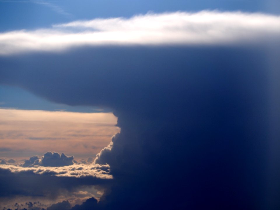 Cumulonimbus from an airplane at 32000ft, pic2