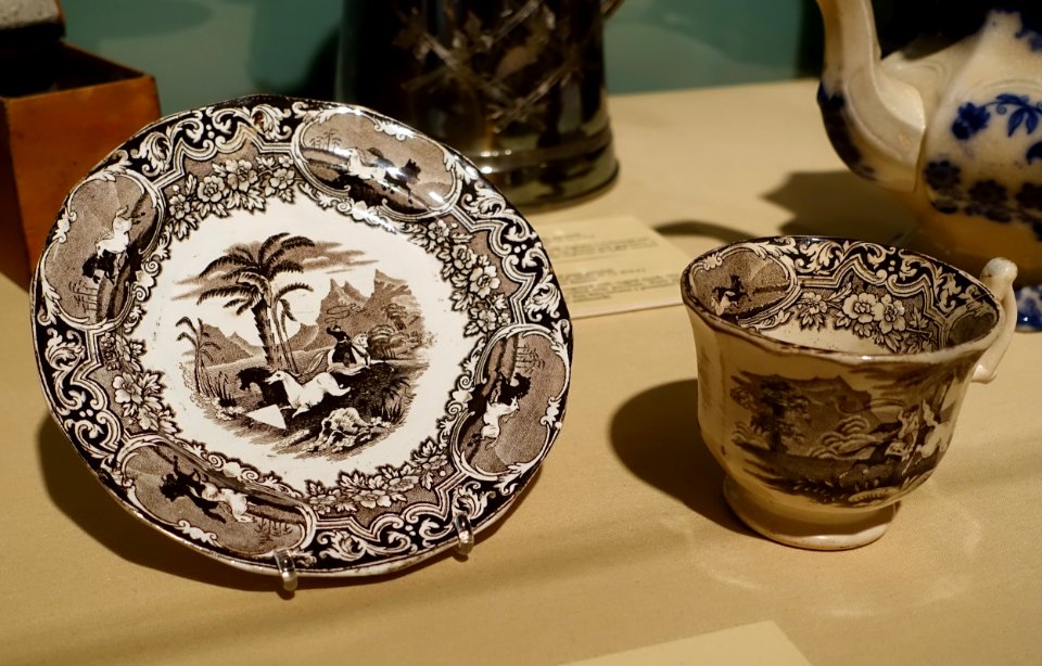 Cup and saucer, Liverpool, England, 1850, ceramic - Château Ramezay - Montreal, Canada - DSC07588