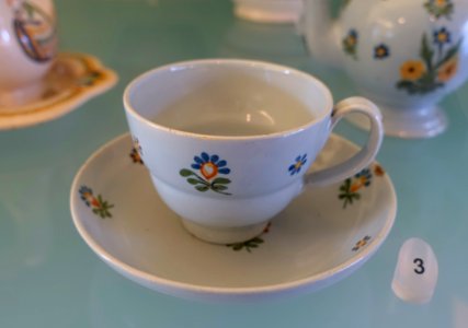 Cup and saucer, 18th-19th century, faience - Fábrica de Viana do Castelo - Museu Nacional de Soares dos Reis - Porto, Portugal - DSC00382