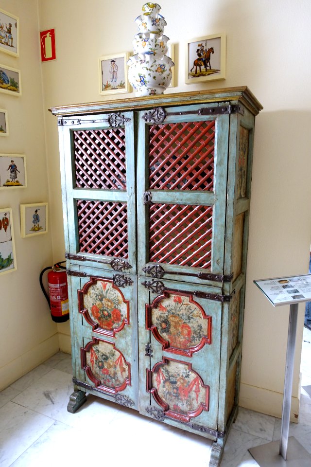 Cupboard, Catalonia, 1775-1800 AD, painted wood - Museo Nacional de Artes Decorativas - Madrid, Spain - DSC08465