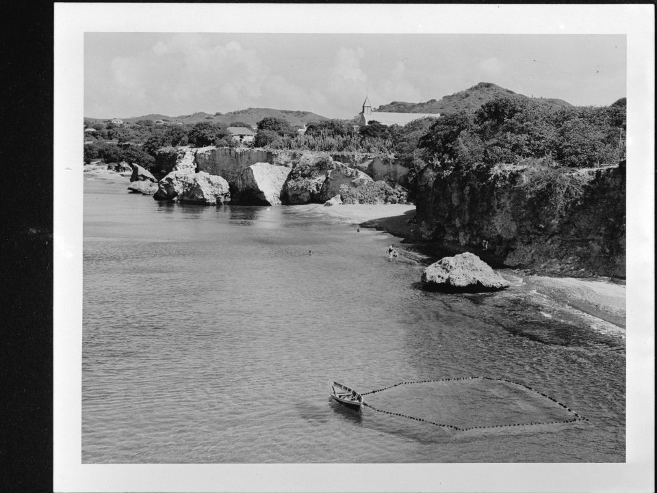 Curaçao. Strand bij het dorp Westpunt, Bestanddeelnr 935-1193