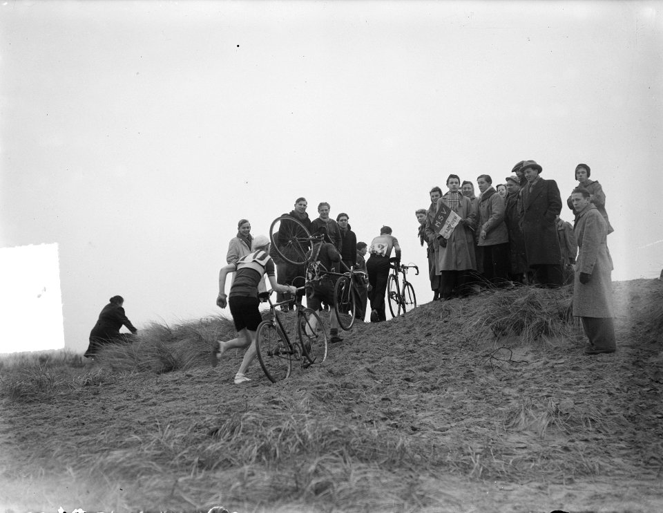 Cyclecross Bloemendaal, beklimmen van het duin, Bestanddeelnr 903-7995