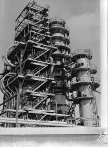 Curacao, Dutch West Indies, Oil refineries, Towers of cracking plant, C.P.I.M. , Bestanddeelnr 935-1480