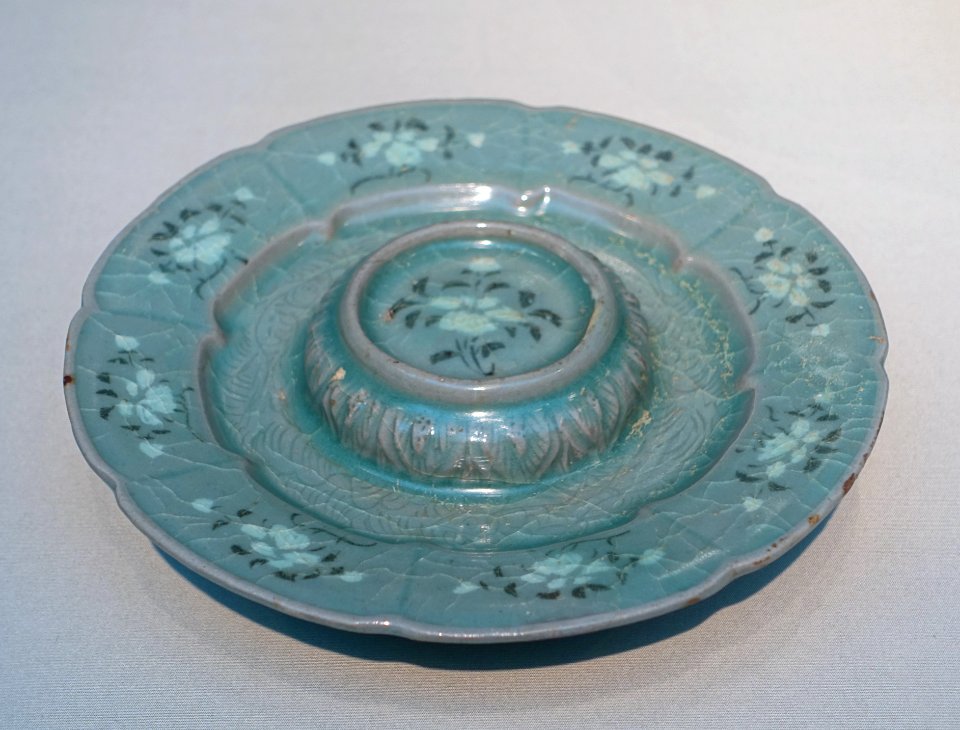 Cup stand, Korea, Gangjin or Buan kilns, Goryeo period, 1150 to early 1200s AD, stoneware, white and black inlays under celadon glaze - Freer Gallery of Art - DSC04880