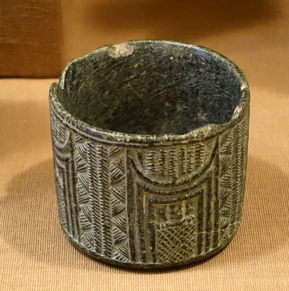 Cup with architectural facade, Khafajah, Sin Temple IX, Early Dynastic period, 2650-2550 BC, chlorite - Oriental Institute Museum, University of Chicago - DSC07378