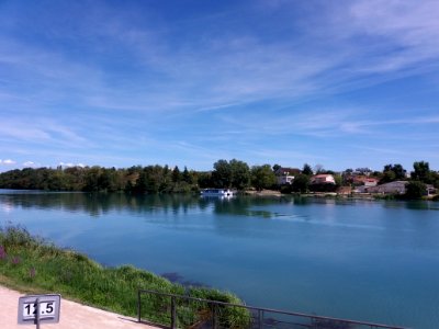 Décines - Charpieu - Les Yachts de Lyon - L'Évasion - Vu à quai depuis l'autre rive du canal de Jonage