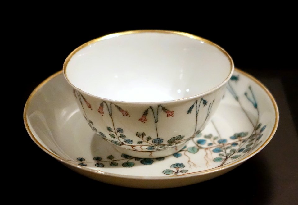 Cup and dish, part of service commissioned for Carl von Linne, China, Qing dynasty, Qianlong period, c. 1755 AD, porcelain - Östasiatiska museet, Stockholm - DSC09505