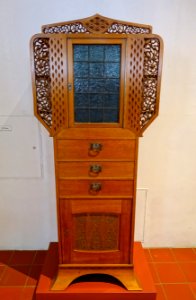 Cupboard by Sebastian Schrobenhauser, Nuremberg, 1907-1908, mahogany, cathedral glass, silver-plated brass, brass mounts - Germanisches Nationalmuseum - Nuremberg, Germany - DSC03080