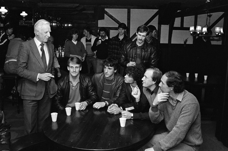 D. Stoop (l.) vertelt de spelers dat FC Amsterdam wordt opgeheven, Bestanddeelnr 932-0773