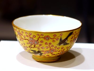 Cup with magpies and plum blossoms, China, Imperial Porcelain Factory, Jingdezhen, Tongzhi period, 1868-1872 AD, porcelain, enamels, gold - Peabody Essex Museum - DSC07883