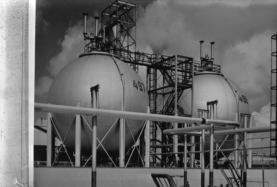 Curacao. Weird shaped storage tanks of the Cpim (affiliate of the Royal Dutch , Bestanddeelnr 935-1481
