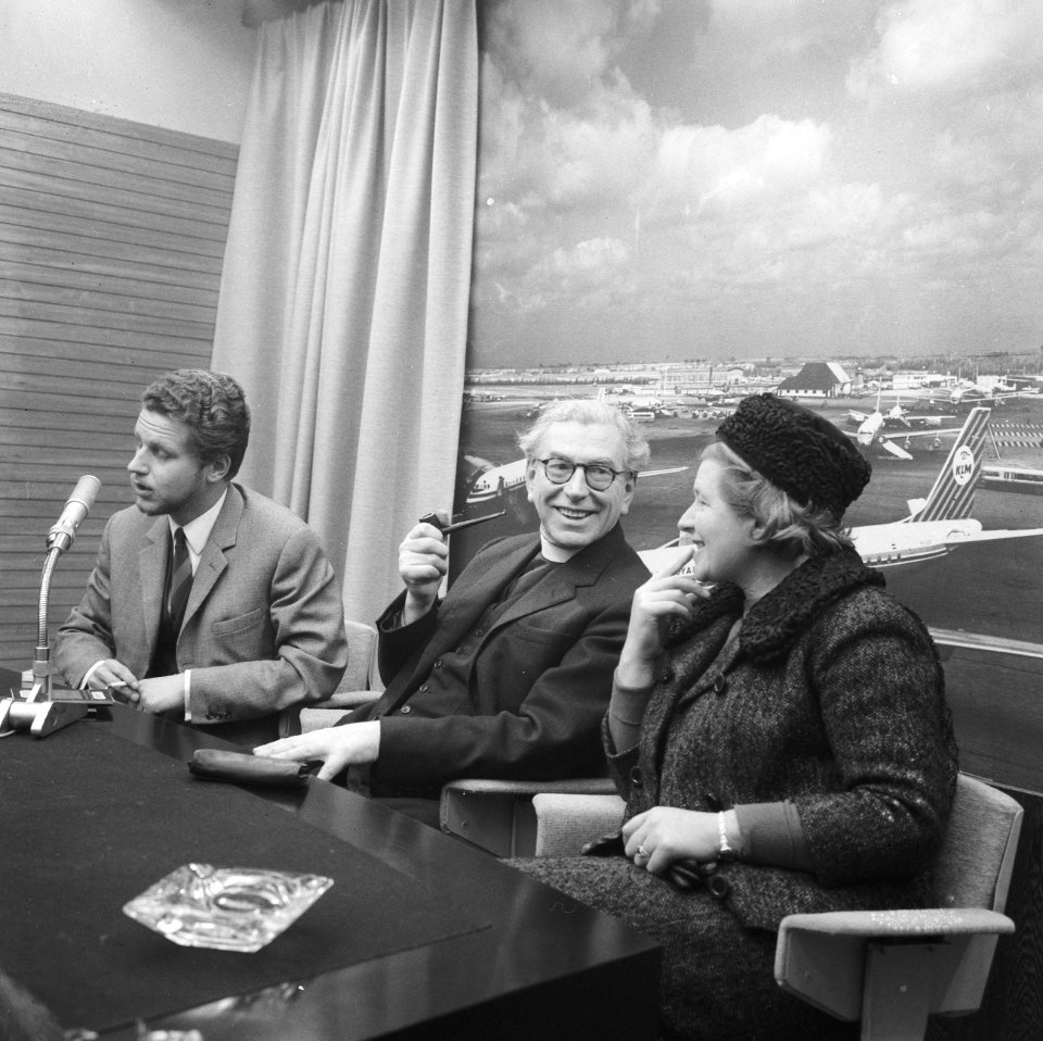 D.S.. Collins (midden), voorzitter van het International Defense and Aidfund for, Bestanddeelnr 918-5421