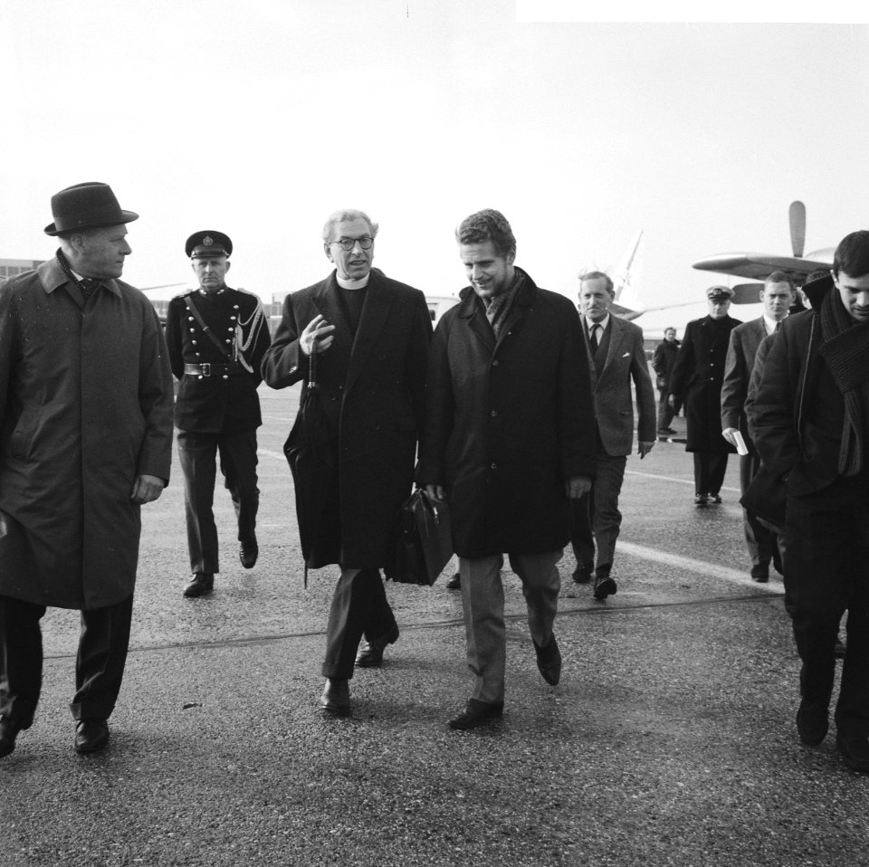 D.S.. Collins (midden), voorzitter van het International Defense and Aidfund for, Bestanddeelnr 918-5424