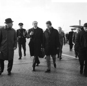 D.S.. Collins (midden), voorzitter van het International Defense and Aidfund for, Bestanddeelnr 918-5424