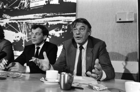 D'66 presenteert concept verkiezingsprogramma Hans van Mierlo met links Engwird, Bestanddeelnr 933-4718