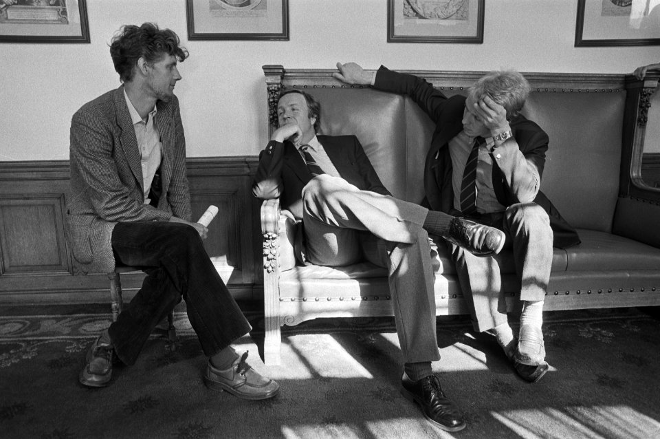 D'66 fractievoorzitter Jan Terlouw (midden) wachtend in de gang met (rechts) zij, Bestanddeelnr 931-6463