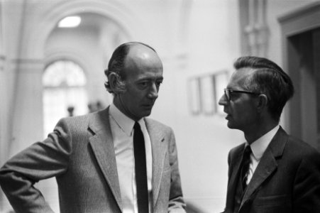 Cuppen, hoofdredacteur van De Tijd, in gesprek met minister Nelissen (r), Bestanddeelnr 924-5852