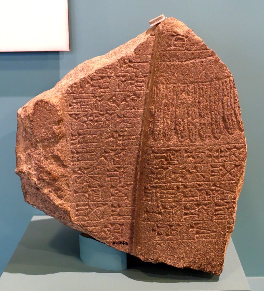 Cuneiform-inscribed fragment, Amuq Valley, Tell Tayinat, Amuq O, Iron Age III, 750-650 BC, basalt - Oriental Institute Museum, University of Chicago - DSC07664