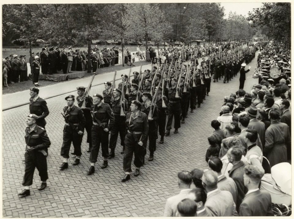 Défilé op de Dreef van de Nationale Reserve gehouden op de Provinciale dag in 1955. NL-HlmNHA 54004251