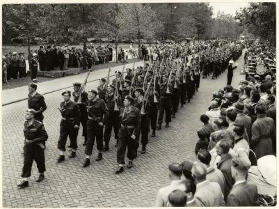 Défilé op de Dreef van de Nationale Reserve gehouden op de Provinciale dag in 1955. NL-HlmNHA 54004251