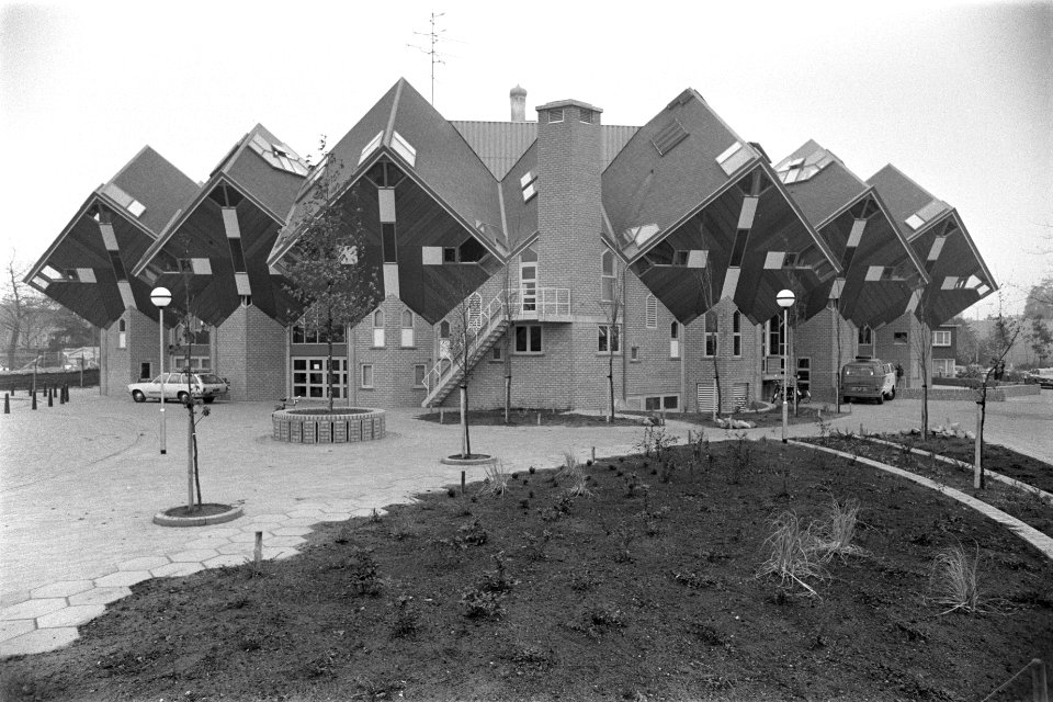 Cultureel Centrum t Speelhuis met kubuswoningen in Helmond van architect Piet , Bestanddeelnr 929-4129
