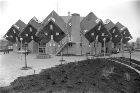 Cultureel Centrum t Speelhuis met kubuswoningen in Helmond van architect Piet , Bestanddeelnr 929-4129