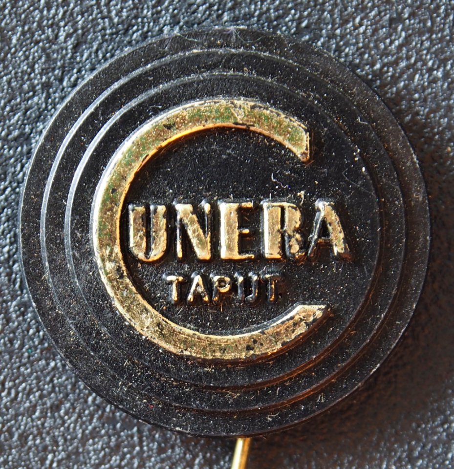 Cunera tapijt reclamespeldje