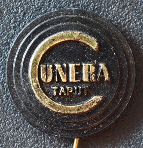 Cunera tapijt reclamespeldje